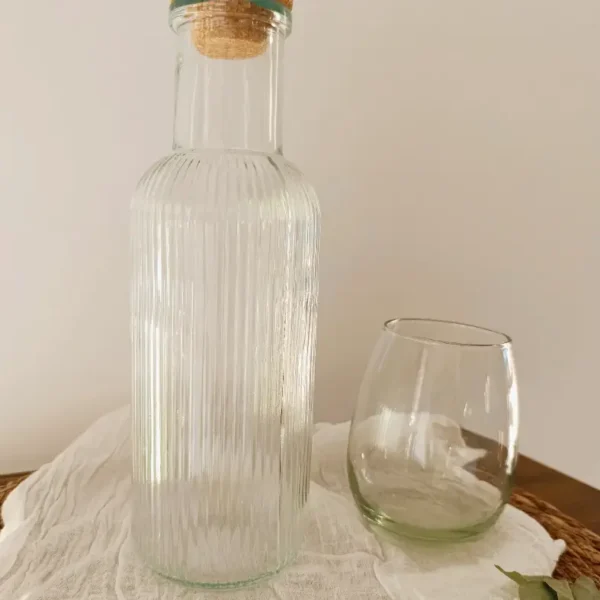 botella de vidrio rayada