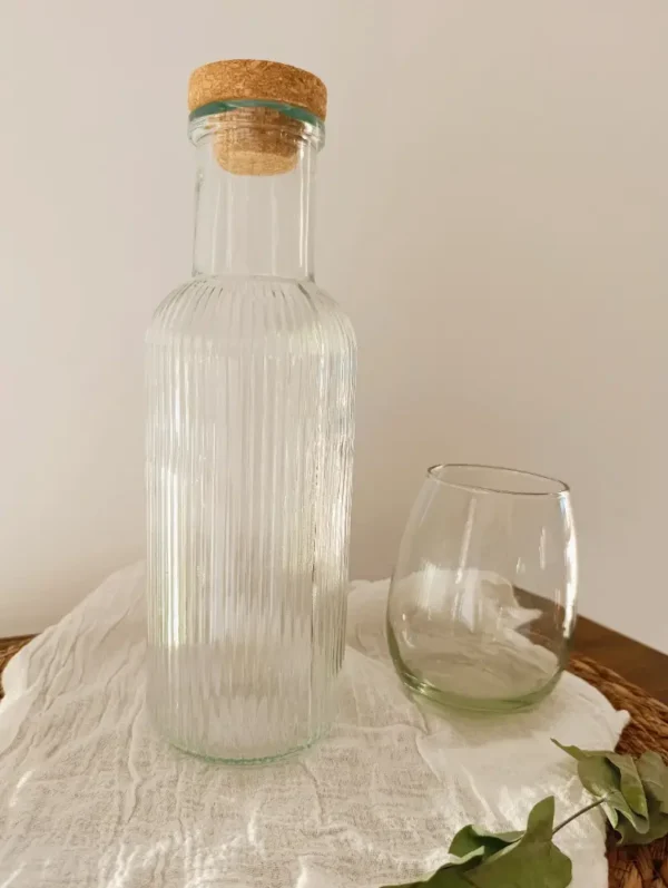 botella de vidrio rayada